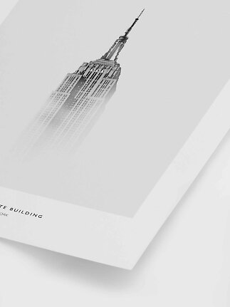 Schwarz-weißes Poster des Empire State Building, das aus Nebel aufragt