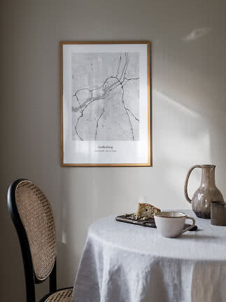 Gerahmter schwarz-weißer Stadtplan von Göteborg an der Wand über dem Esstisch