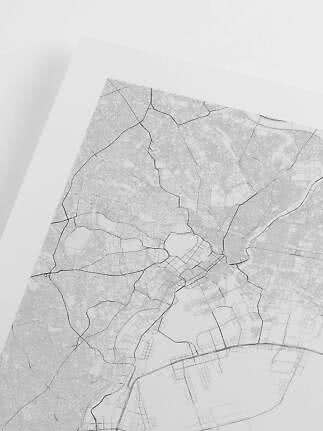 Nahaufnahme eines schwarz-weißen Stadtplan-Posters mit feinen Straßenlinien auf weißem Hintergrund