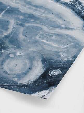 Nahaufnahme von Papier mit abstraktem blau-weißem Marmormuster