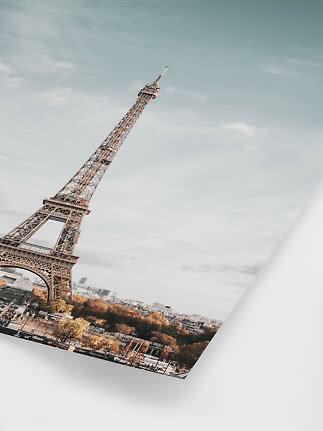 Poster mit dem Eiffelturm von unten vor hellem blauem Himmel über Paris