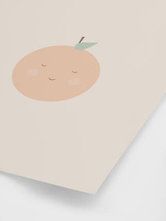 Minimalistische poster met schattige perzik met slapend gezicht op beige achtergrond
