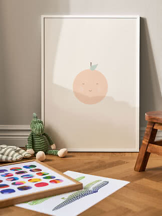 Ingelijste kinderposter met schattige perzik met gezicht, leunend tegen de muur op houten vloer