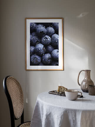 Gerahmtes Poster mit Nahaufnahme von Blaubeeren über einem gedeckten Tisch