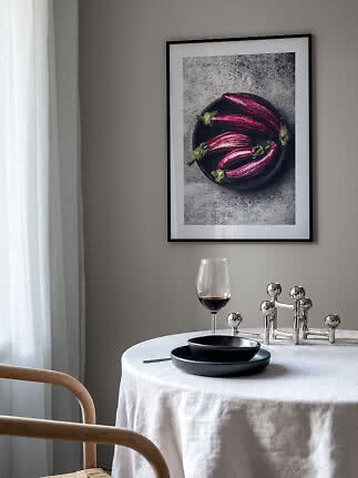 Gerahmter Küchenprint mit violetten Auberginen über einem gedeckten Tisch