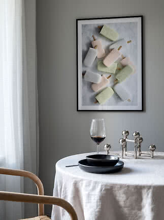Poster incorniciato con ghiaccioli pastello sopra un tavolo rotondo