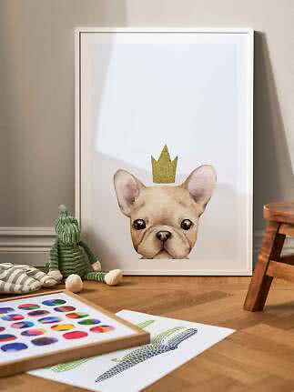 Ingelijste poster met Franse bulldog en gouden kroon, staand op de vloer in een kinderkamer