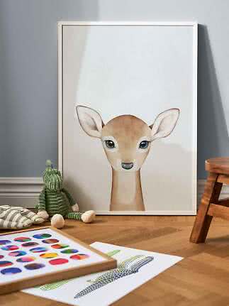 Gerahmtes Poster mit Aquarell eines Rehkitzes im Kinderzimmer