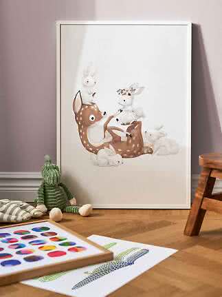 Poster per bambini incorniciato con acquerello di un cerbiatto e conigli bianchi in cameretta
