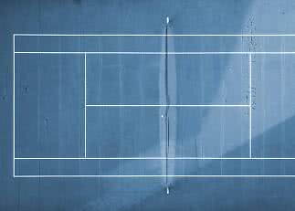 Luftfoto af blå tennisbane med hvidt linjemønster og net i midten