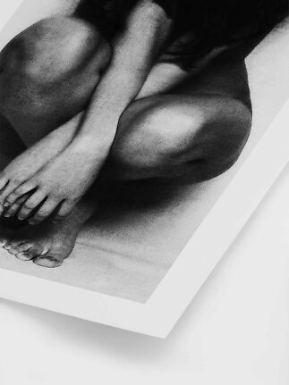 Sort-hvid kunstprint af sammenkrøbet nøgenfigur med kornet struktur