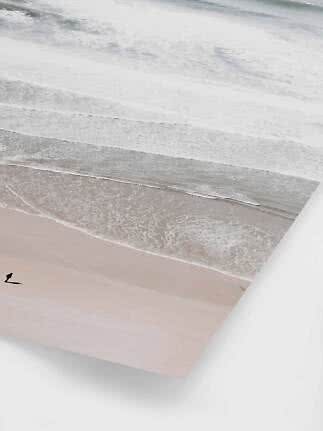 Wandbild mit Luftaufnahme von Wellen am Sandstrand und einer kleinen Person unten links