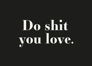Sort design med hvid tekst: “Do shit you love.”