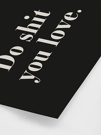 Sort plakat med hvid typografi og teksten "Do shit you love" i nærbillede