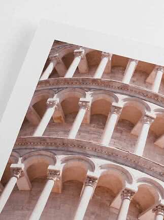Nahaufnahme des Schiefen Turms von Pisa mit Bögen und Säulen im weichen Sonnenlicht