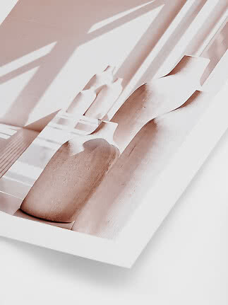 Abstracte wandkunst met beige keramische vazen en schaduwen in een minimalistisch interieur