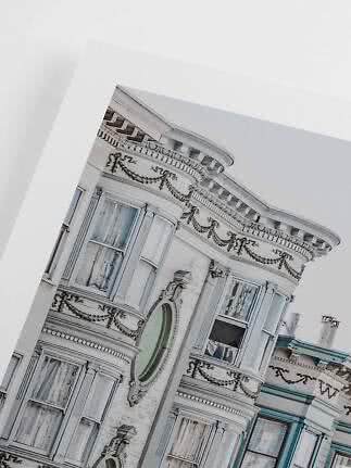 Foto inclinata di facciata decorata con finestre a bovindo e dettagli classici