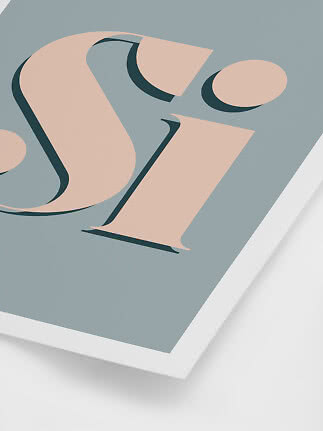 Abstraktes Typografie-Poster mit beigen Buchstaben auf staubblauem Hintergrund