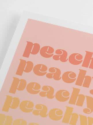 Primo piano di un poster con la parola "peachy" ripetuta in arancione e giallo su sfondo rosa