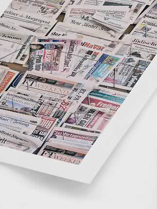 Draufsicht auf einen Ständer mit internationalen Zeitungen und Magazinen