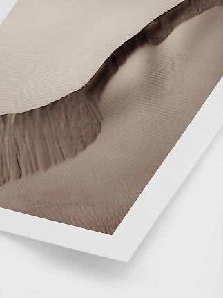 Gerahmter Kunstdruck mit abstraktem Sanddünenmotiv in Beige- und Brauntönen