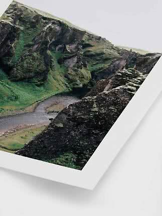 Indrammet landskabsfoto af grønne klipper og en snoet flod