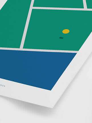 Grafisk plakat med grøn tennisbane, blå kant og gul bold