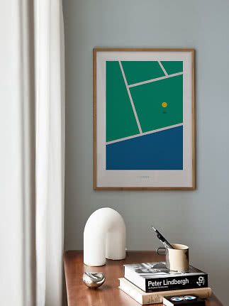 Indrammet grafisk plakat af en tennisbane med gul bold på grå væg