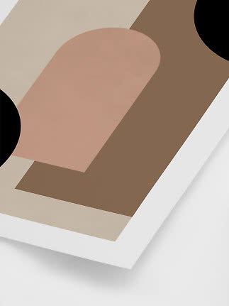 Abstrakt plakat med beige og brun baggrund, rosa form og sorte cirkler i hvid ramme