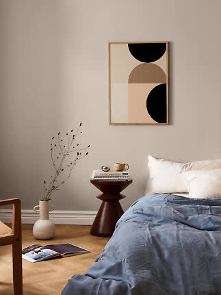 Abstraktes gerahmtes Bild über einem Bett mit blauer Decke in hellem modernem Schlafzimmer