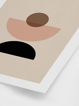 Abstrakt plakat med geometriske former i beige, rosa, brun og sort i hvid ramme