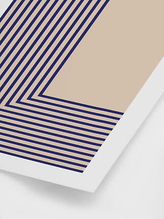 Abstrakt plakat med beige baggrund og mørkeblå diagonale og vandrette striber i hjørnet