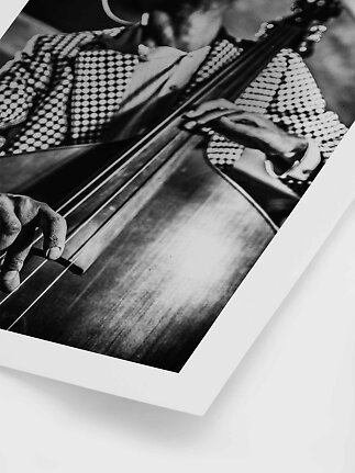Affiche en noir et blanc montrant un gros plan d’un musicien jouant de la contrebasse.