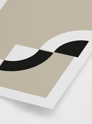 Abstrakt plakat i beige med sorte og hvide buede geometriske former