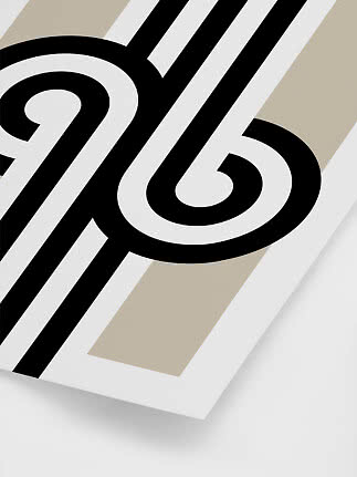 Abstrakt plakat med sorte geometriske linjer og spiralformer på beige og hvid baggrund