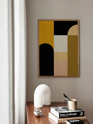 Poster astratto incorniciato con forme geometriche in giallo senape, nero, beige e marrone