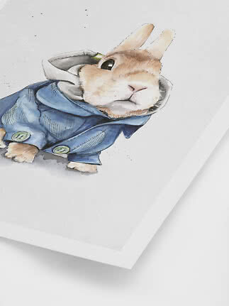 Akvarelillustration af kanin i blå jakke på hvid baggrund