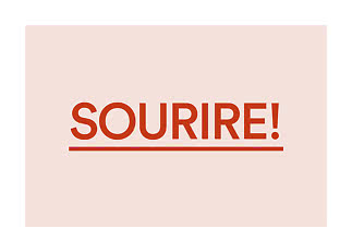 Textgrafik med ordet ”SOURIRE!” i rött på ljusrosa bakgrund
