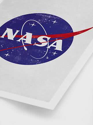 Nærbillede af NASA-logo trykt på en hvid plakat eller tavle