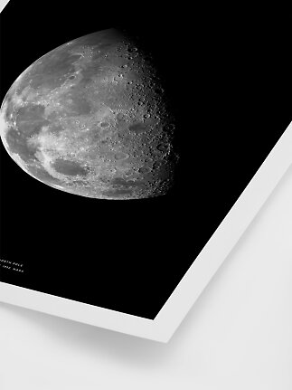 Affiche noir et blanc avec photo détaillée de la demi-lune sur fond noir.