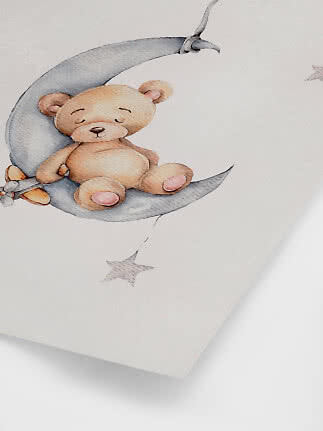 Akvarel af sovende bamse på grå halvmåne med små stjerner
