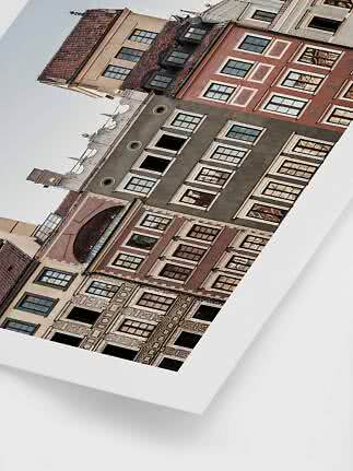Plakat med farverige historiske byfacader og vinduer, vist skråt på hvid baggrund
