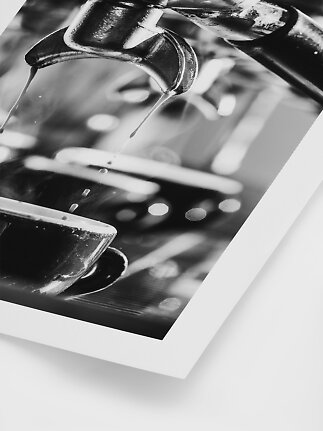 Sort-hvid plakat af espressomaskine, der hælder kaffe i en kop