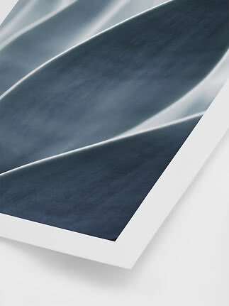 Abstracte print met zachte, golvende vormen in blauwgrijze tinten en witte rand