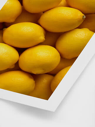 Närbild av färska gula citroner i en vit bricka