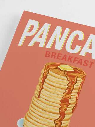 Poster con pila di pancake con burro e sciroppo su sfondo color corallo