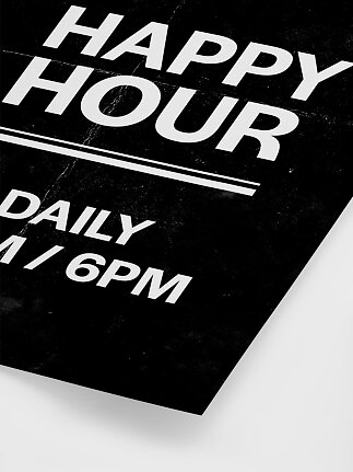 Sort vægplakat med teksten “Happy Hour” og “Daily 4–6PM” i hvid typografi.