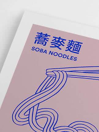 Rosa Poster mit blauer Soba-Nudel-Illustration und dem Text „SOBA NOODLES“