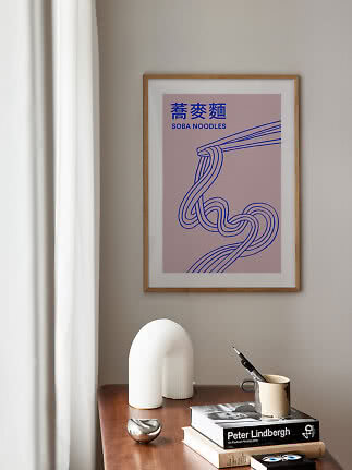 Gerahmtes Soba-Noodles-Poster mit blauer Liniengrafik auf rosa Hintergrund über Holztisch