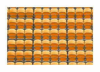 Rækker af tomme orange stadionstole set bagfra